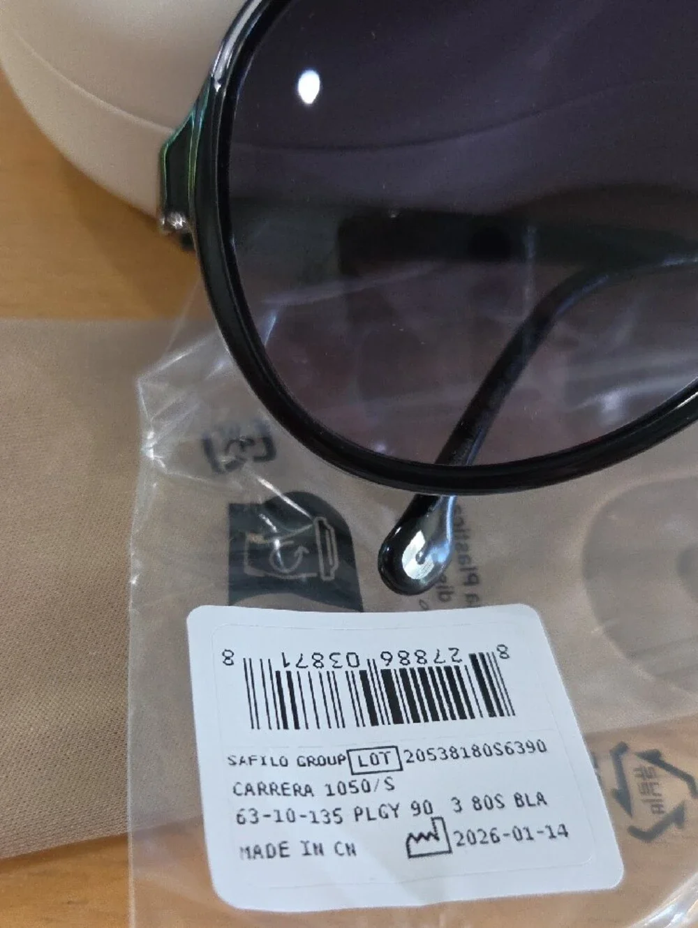 Carrera Men’s Black Aviator Sunglasses with Gradient Lenses. 1050/S